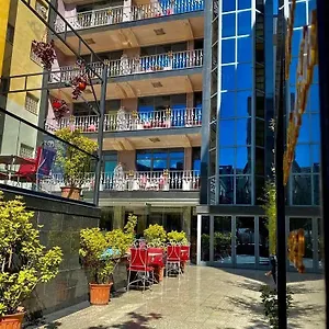 Elysee 4*, Tirana Albanië